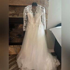 Avery Austin wedding dress. New in dress bag. Size 12/14